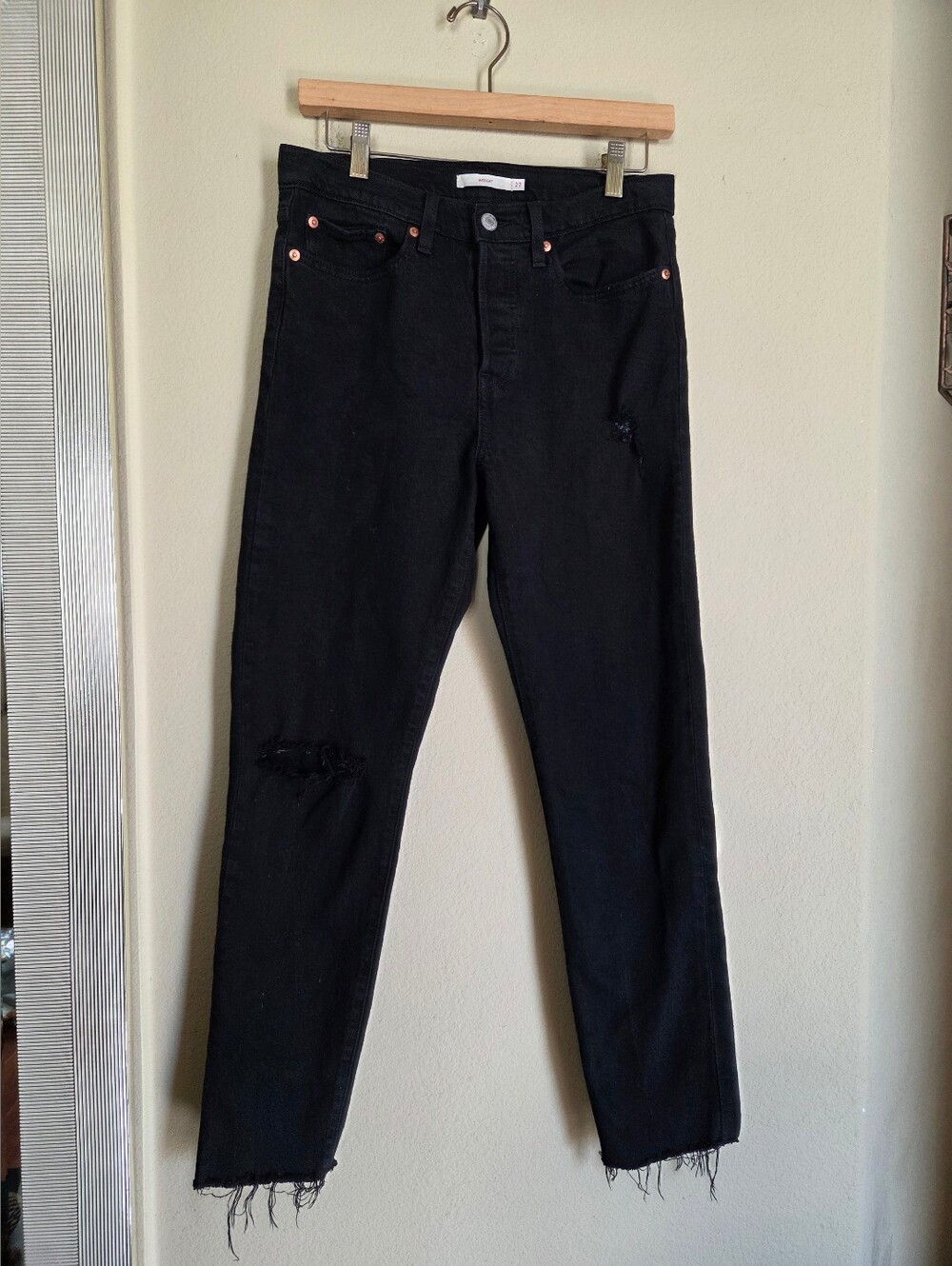 Womens Levis Premium Wedgie Black Distressed Jeans With Raw Hem - 27